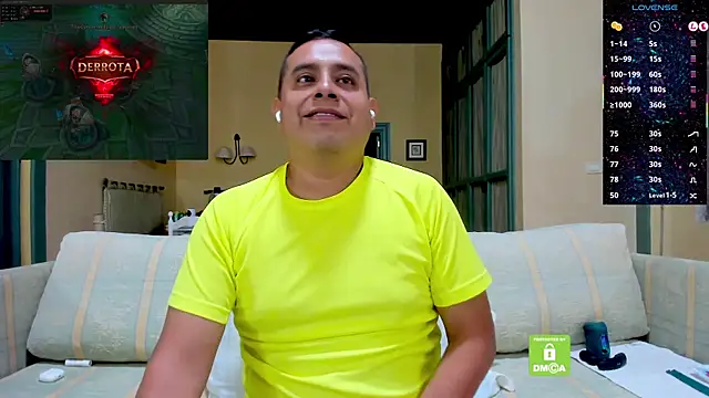 brad_latino Show in webcam
