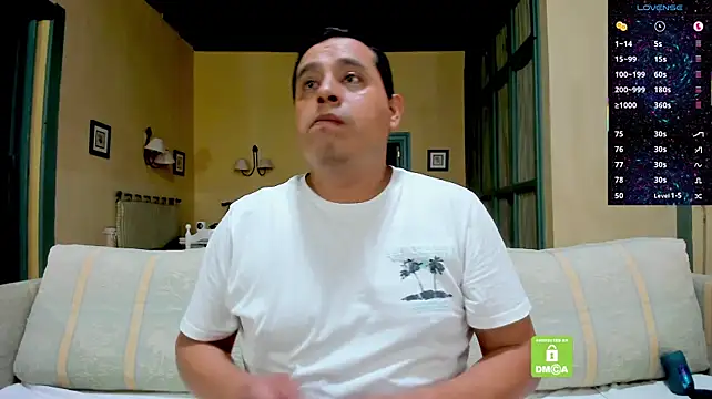 brad_latino Show in webcam