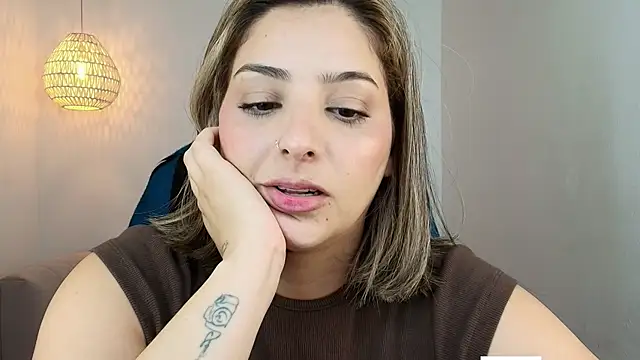 Chat XXX en directo de YummyAnna_