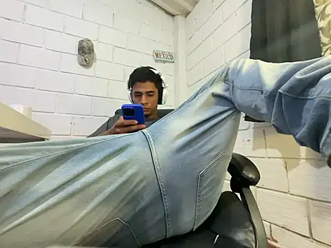Max_TheHorseDick Pertunjukan Webcam