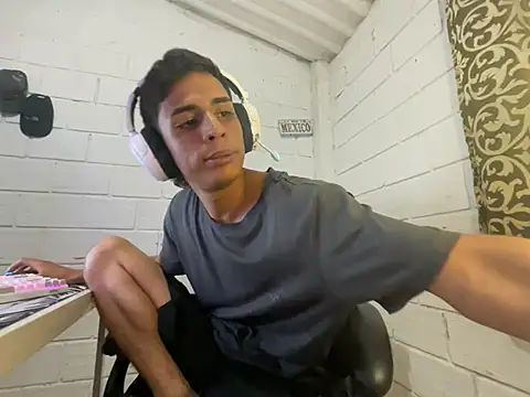 Show modela Max_TheHorseDick na web-kameri