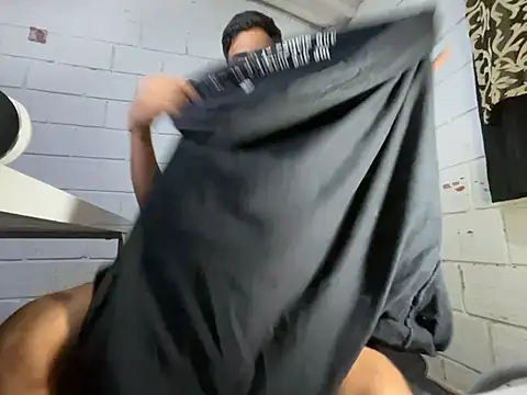 Max_TheHorseDick Show in webcam