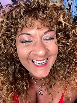 SuzyCatzz Show in webcam