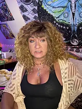 SuzyCatzz Show in webcam