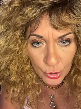 SuzyCatzz's Webcam Show