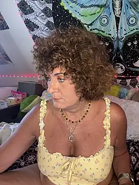 SuzyCatzz Show in webcam