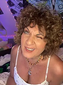 SuzyCatzz Show in webcam