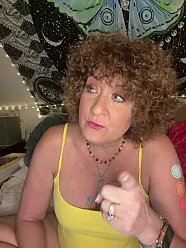 SuzyCatzz Show in webcam
