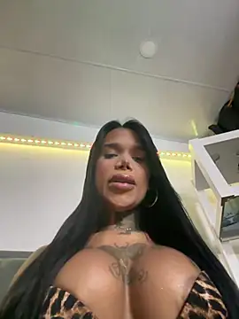 Show modela 12INCHXIMENAXXX na web-kameri