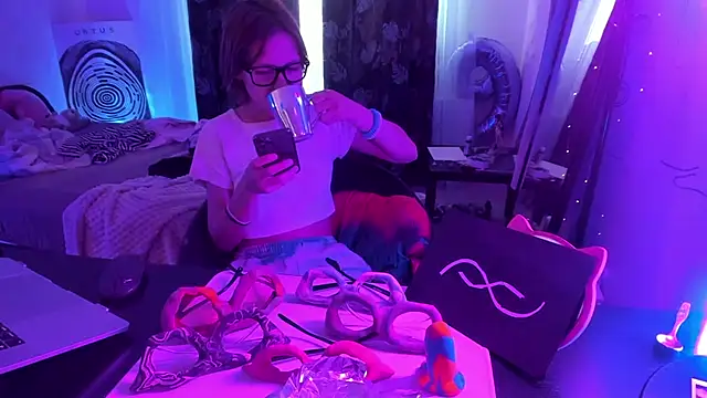 Show modela AnnexedPistol na web-kameri
