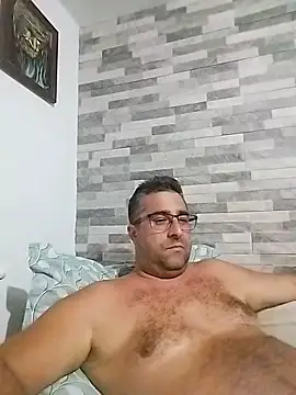 ADRIAN_ADI40: διαδικτυακό σόου στην κάμερα