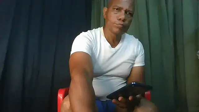 bigblackcock75 Show in webcam