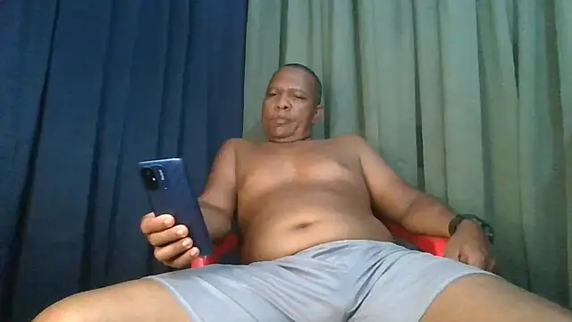 bigblackcock75 Show in webcam
