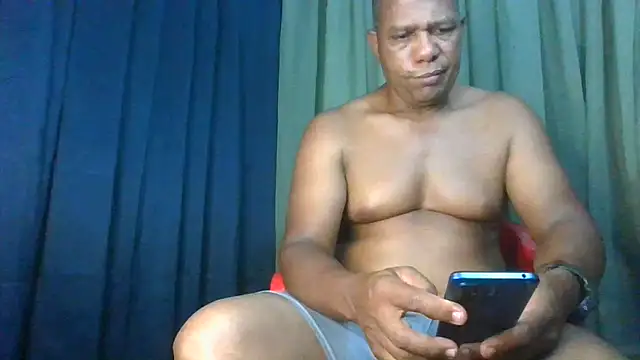 bigblackcock75 Show in webcam