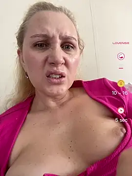 YourBlondee webcam show