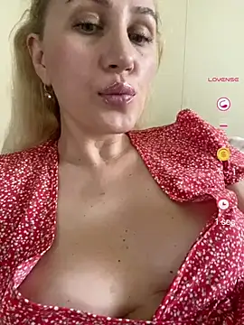 YourBlondee Show in webcam
