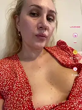 YourBlondee webcam show