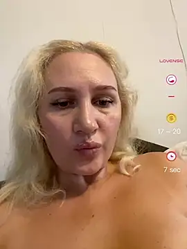 Show modela YourBlondee na web-kameri