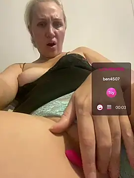 YourBlondee webcam show