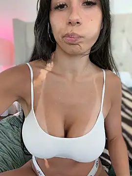 LoveLillyy Show in webcam