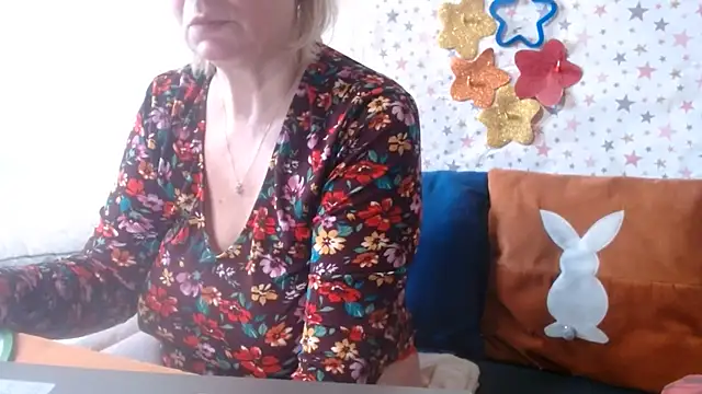QueenLana: διαδικτυακό σόου στην κάμερα
