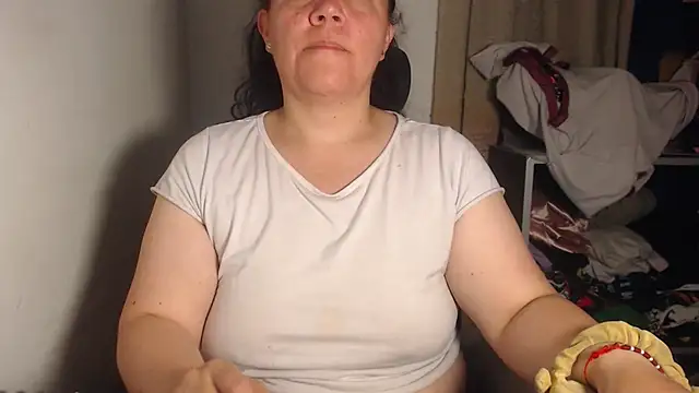 צ'אט XXX בשידור חי של agathamiller01