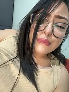 MileyGia: διαδικτυακό σόου στην κάμερα