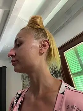 kylie_blck Show in webcam