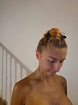 kylie_blck: διαδικτυακό σόου στην κάμερα
