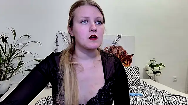 Show modela MileyGreyx na web-kameri