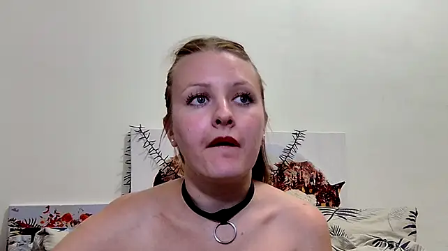 Show modela MileyGreyx na web-kameri