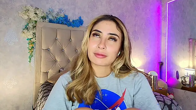 nini_love01 Adlı Modelin Web Kamerası Şovu