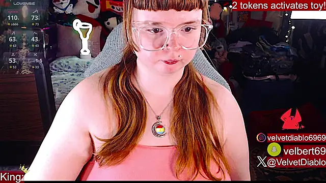 הופעת וובקאם של VelvetDiablo