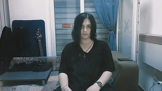 sademobeer: διαδικτυακό σόου στην κάμερα