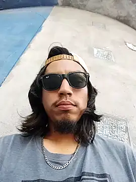 AlexAlejandro13: διαδικτυακό σόου στην κάμερα