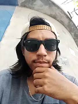 Show modela AlexAlejandro13 na web-kameri