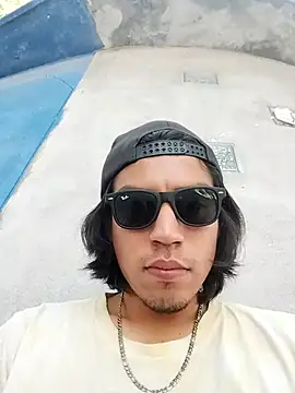 AlexAlejandro13 Show in webcam