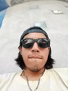 AlexAlejandro13 Show in webcam