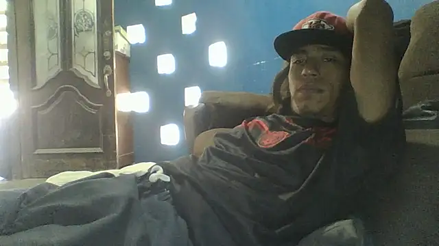 AlexAlejandro13 Show in webcam