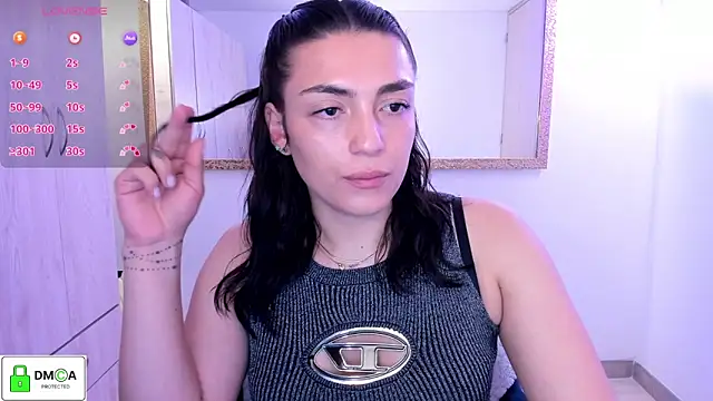 Show modela EricaVanderhill na web-kameri