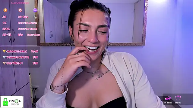 Show modela EricaVanderhill na web-kameri