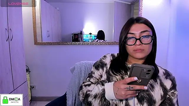 Show modela EricaVanderhill na web-kameri