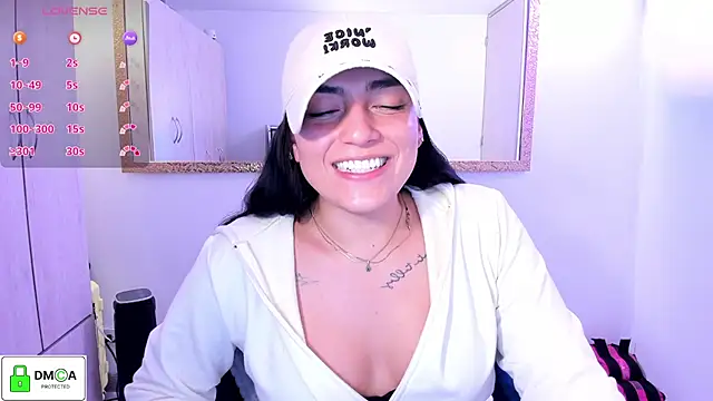 Show modela EricaVanderhill na web-kameri