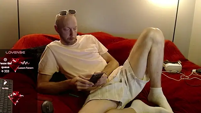 MaxRouger Show in webcam
