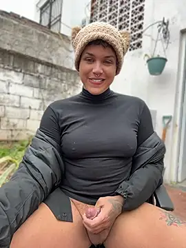 הופעת וובקאם של alicetgirlbr