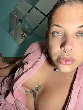 הופעת וובקאם של alicetgirlbr