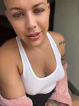 הופעת וובקאם של alicetgirlbr