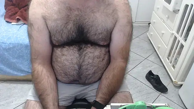 MysterBearMG Show in webcam