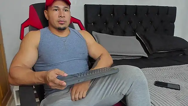 Show modela tyler_hank01 na web-kameri