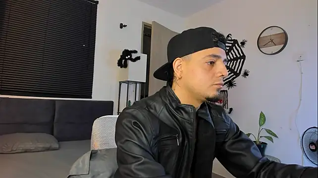 alejandro_calderon1 Show in webcam